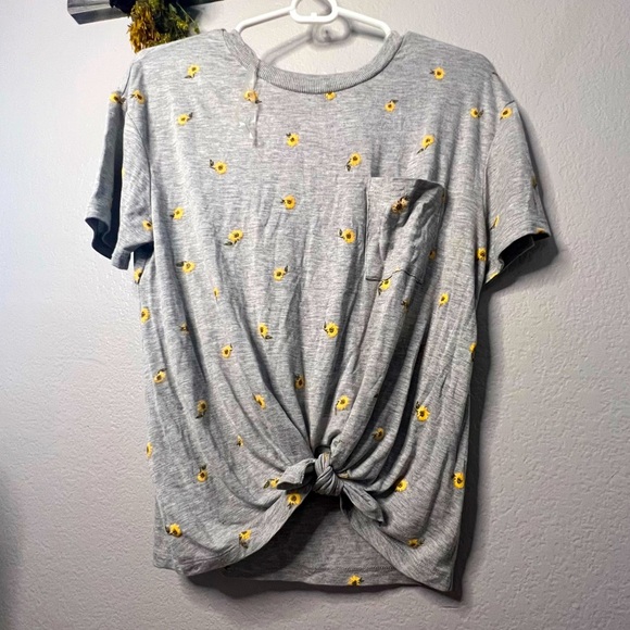 No Boundaries | daisy embroidered grey tee with knot tie front. Medium. NWoT - Picture 1 of 11